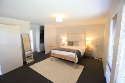 Bright, Spacious 5 bedroom home. 5 mins from the beach.