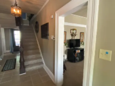 Charming Wheeling Island home. Large cozy and spacious! Your home away from home 惠靈酒店