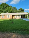 Cozy Family Home Setting and 5 Minutes from the University of Mississippi.