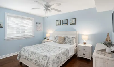 Immaculate Airy Retreat 300ft to Beach - Beach Badges, Linens + Towels Included  호텔