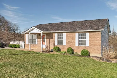 Rainbow Ranch: Family Friendly 4 Bedroom in Lovely Williamstown, 5 min to ARK!