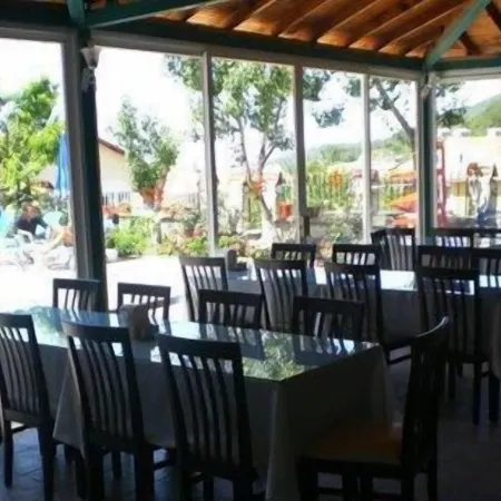 Red Rose Hotel