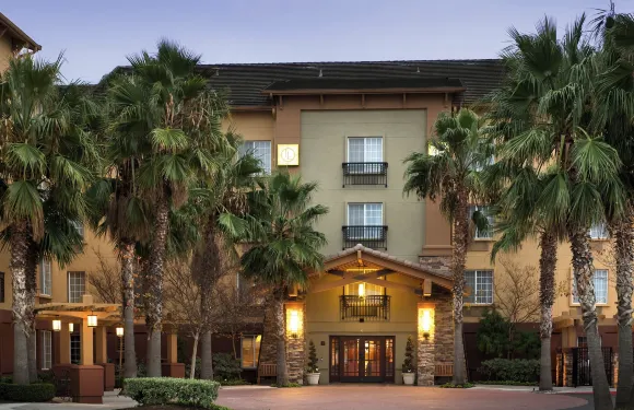 雲杉登陸美國長住酒店套房普萊森頓