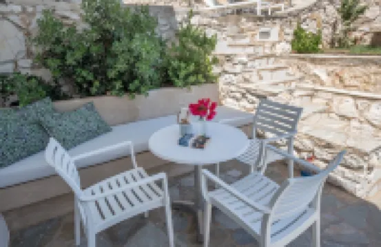 Adonis Hotel Studios & Apartments