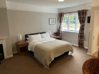The Swan Inn Hoteles cerca de The Living Rainforest