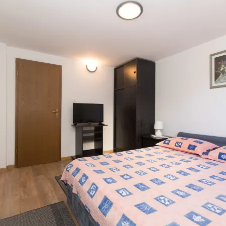 Apartments Jaksa Отели в г. Вис
