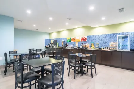 Quality Inn & Suites Alma - Fort Smith Northeast Отели в г. Киблер Тауншип