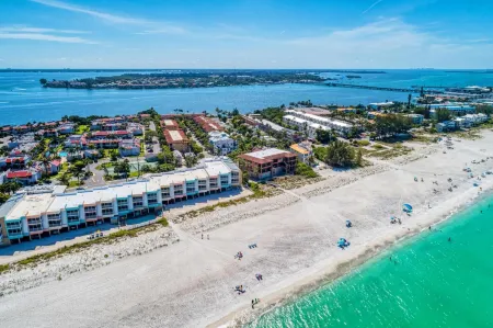 Bradenton Beach Club Bliss-3 Bedroom-2 Bathroom Condo-2 Pools-Hottub-Private Beach Access