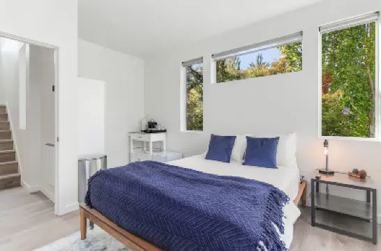 Syrax's Dragonstone Den Hotels in 