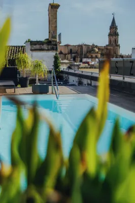 EsZentrico Suites-Rooftop Bar & Piscina - parking