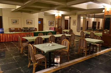 Greenwood Hotel Отели рядом с достопримечательностью «Далхадев Шива Темпл»