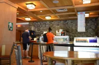 Overlook Lodge and Stone Cottages at Bear Mountain - bar