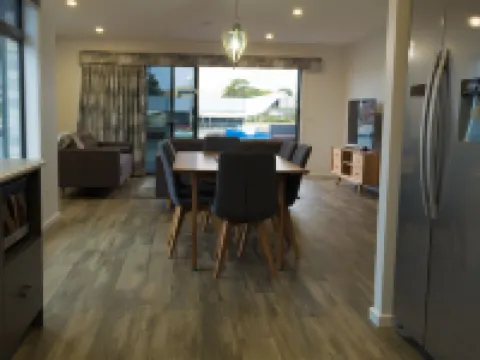 อัลเวอร์สโตน วอเทอร์ฟรอนท์ อพาร์ทเมนท์ โรงแรมในUlverstone