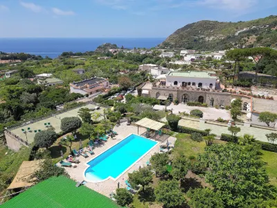 Tenuta Villa Tara Hôtels à : Serrara Fontana