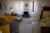 Gîte Lavande. Prachtig Gerestaureerde Gite met Verwarmd Zwembad in de Charente 셍발리에 호텔