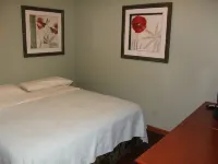 “Couples’ Cozy Cabin – King Bed, Walk to Geneva Lake” Hotels in Williams Bay
