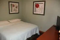 “Couples’ Cozy Cabin – King Bed, Walk to Geneva Lake”