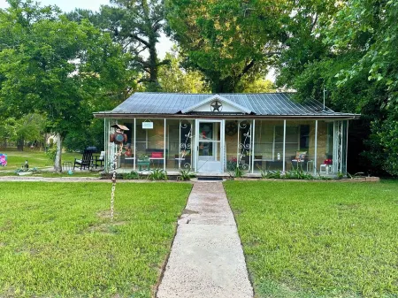 Lottie Mae’s Place has a warm cozy homely vibe. 2 minutes from town