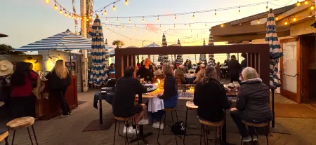 Steps from Shoreline Park and Generous Kitchen - Charming Tropical Haven Отели рядом с достопримечательностью «Мортон Бэй Фиг Три»