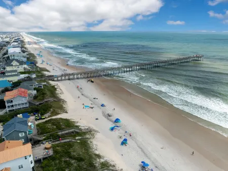 Rooftop Deck and Expansive Ocean Views - Stunning Coastal Escape Отели в г. Холли Ридж