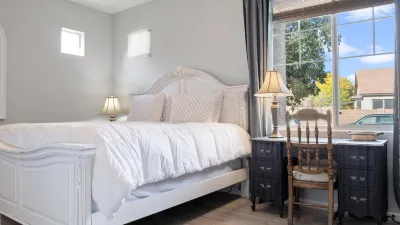 Large Backyard and Cozy Firepit - Spacious Tranquil Retreat Hotels in Surprise