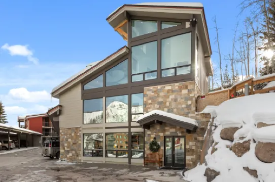 Ski-in/Ski-Out Access and Outdoor Heated Pool - Charming Elegant