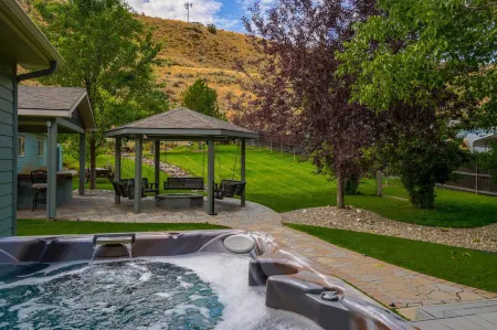 Spacious Chef's Kitchen and Hot Tub - Beautiful Family Haven