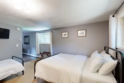 Riverfront studio with river view, full kitchen, & free WiFi Hôtels à : Ludlow