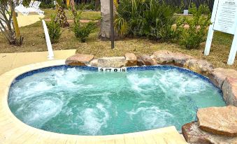 Tropical Pools and Cozy Comfort - 0222r12000khmdxpxCC93 R 339 206 R5 D