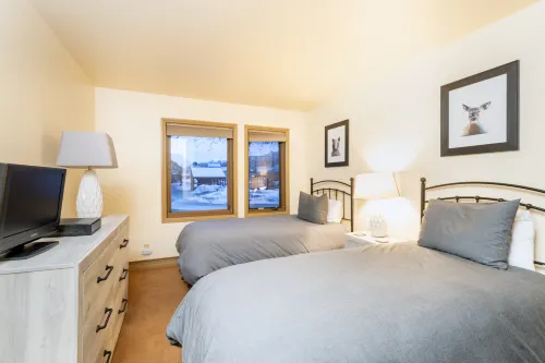 Slope-Side Access and Hot Tub Bliss - Inviting Cozy Retreat