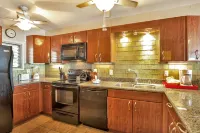 Chic oceanfront condo with full ocean views, pool & hot tub Hotels in Holualoa