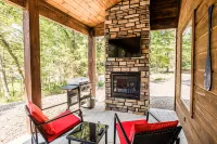 Stunning Cabin with Gas Fireplace and Hot Tub - Gorgeous Ample Retreat