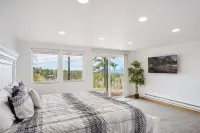 Expansive Outdoor Deck and Relaxing Hot Tub - Unique Scenic Retreat Hotel a Cascade