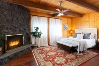 Spacious Gathering Spaces and Game Room - Stunning Lake View Loft Hotel di Lake Arrowhead