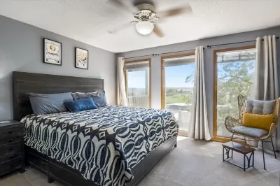 1st-floor condo with incl. boat slip & lake-view deck + on-site pools & hot tub