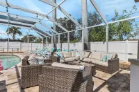 Heated Pool, Hot Tub and Tiki Bar Retreat - Luxurious Private Oasis Hotels in Cypress Lake