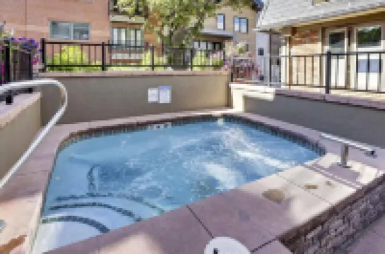 Private Community Hot Tub and Concierge Services - Elegant Mountain Getaway