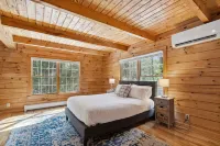 Stunning Log Home with Stone Fireplace - Cozy Vermont Retreat Hotels in Quechee