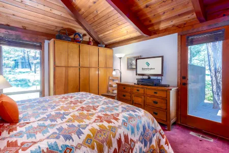 Stylish Home with Hot Tub and Gas Fireplace - Cozy Retreat