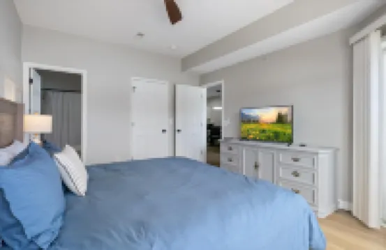 Stunning Lake Views and Access to Three Pools - Serene Getaway