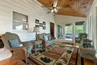 Mountain cabin with stunning views, minutes to great golf courses