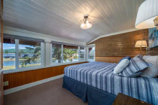 Secluded Deck and Stunning River Views - Exquisite Woodland Retreat