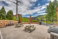 Top Floor Loft with Free WiFi, Shared Pool & Hot Tub - Steps to Gondola Square