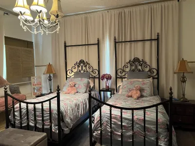The Palace with private hot tub, sauna & fitness room. Hotels in der Nähe von Spring River Park and Zoo