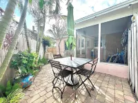 Coastal Cottage 225 - Walk to Beach, King Bed Aquatic Center 주변 호텔