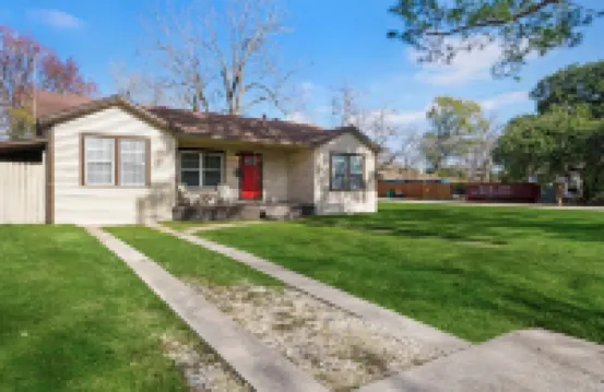 Spacious Yard and Cozy Comfort - Inviting Baytown Escape