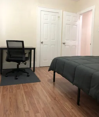 Private Apartment with Work Desks and Parking - Spacious and Inviting Hotels in Irvington