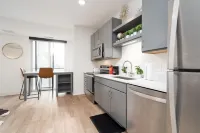 Modern Apt DT - Parking, Gym & Hot Tub!