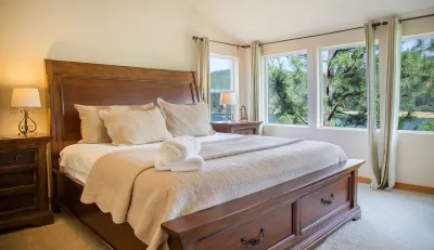 Stunning Waterfront Haven - Mountain Views, Dock, BBQ