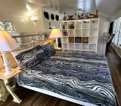 Soaking Tub and Steam Shower Retreat - Charming Studio Getaway